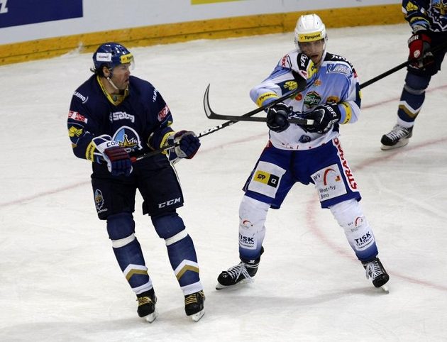 Zastínil svůj vzor! Brněnský útočník Jakub Svoboda (vpravo) přiznal, že Jaromír Jágr je od dětství jeho vzorem. V úterý se sice gólově prosadili oba, Svoboda však skóroval dvakrát a navíc jej těšila i cenná výhra.