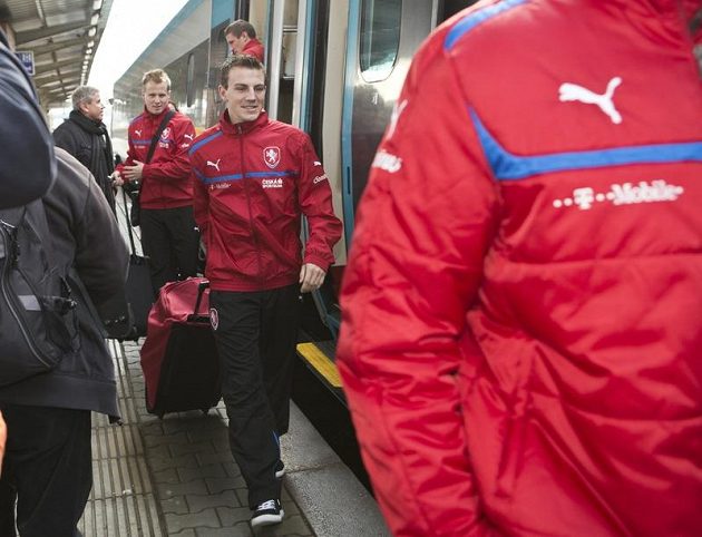 Čeští fotbalisté při výstupu z vlaku na olomouckém nádraží.