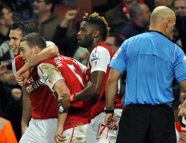 Fotbalisté Arsenalu Robin van Persie (vlevo) a Alex Song (druhý zprava) se radují se střelcem gólu Thomasem Vermaelenem.