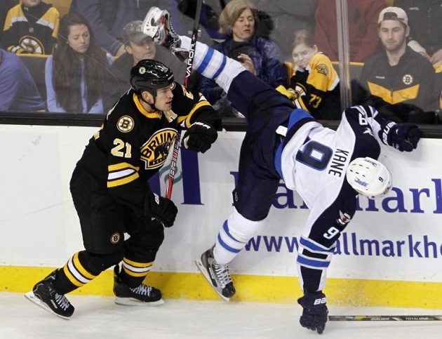 Útočník Winnipegu Evander Kane (vpravo) v souboji s bostonským obráncem Andrew Ferencem.