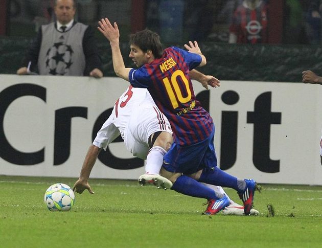 Lionel Messi z Barcelony obchází obránce AC Milán Alessandra Nestu ve čtvrtfinále Ligy mistrů.