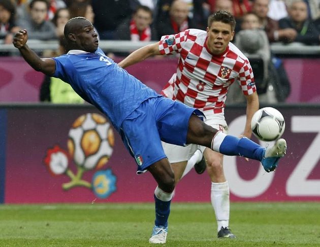 Italský útočník Mario Balotelli (vlevo) v souboji s Ognjenem Vukojevičem z Chorvatska