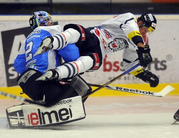 Plzeňský brankář Marek Mazanec (vlevo) a liberecký útočník Tomáš Urban v utkání 5. kola Tipsport extraligy.