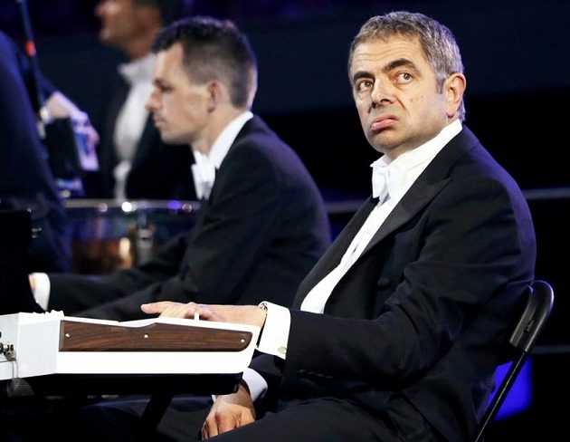 Herec Rowan Atkinson alias Mr. Bean si při zahajovacím ceremoniálu her zahrál roli otráveného a rostržitého klávesáka.