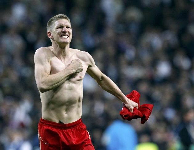 Bastian Schweinsteiger rozhodl penaltový rozstřel a slaví postup přes Real Madrid do finále Ligy mistrů.