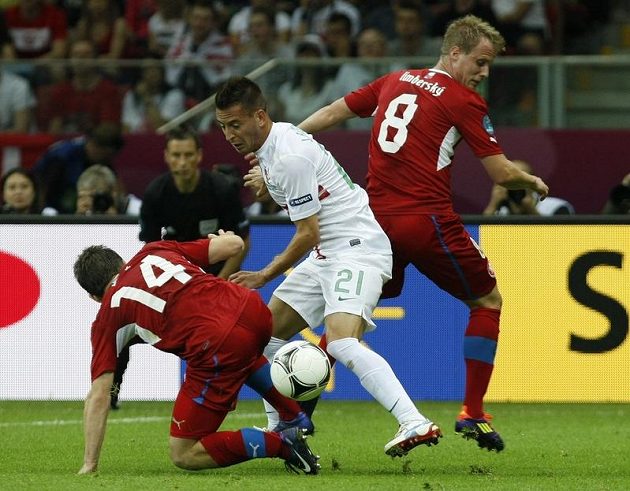 Joao Pereira z Portugalska obehrává Václava Pilaře a Davida Limberského ve čtvrtfinále Euro 2012 v polské Varšavě