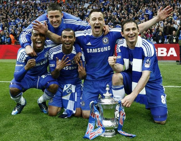Mazácká sekce slaví - zleva Salomon Kalou, Gary Cahill, Ashley Cole, John Terry a Frank Lampard.