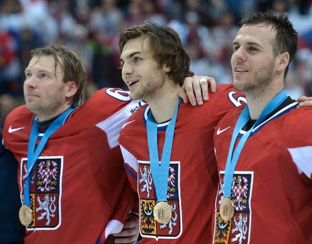Při ceremoniálu po výhře nad Finy zpívají českou hymnu Petr Tenkrát (zleva), Michael Frolík a střelec vítězného gólu David Krejčí