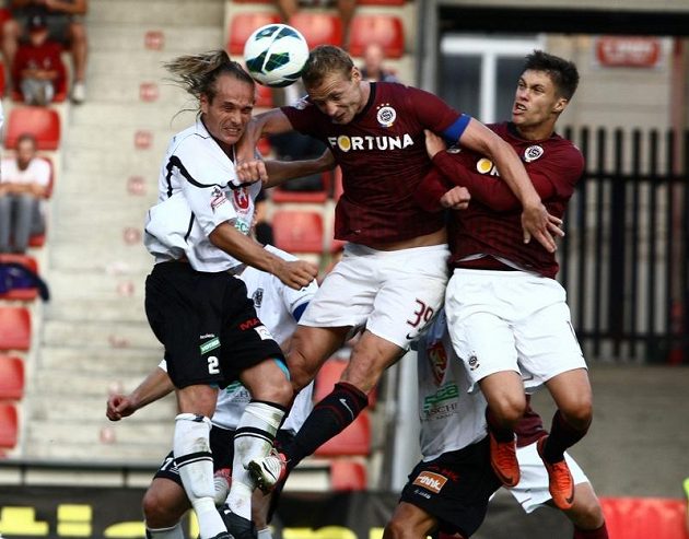 Sparťanská vzdušná převaha. Jiří Jarošík (uprostřed) a Václav Kadlec (vpravo) bojují o míč s hradeckým Tomášem Strnadem.