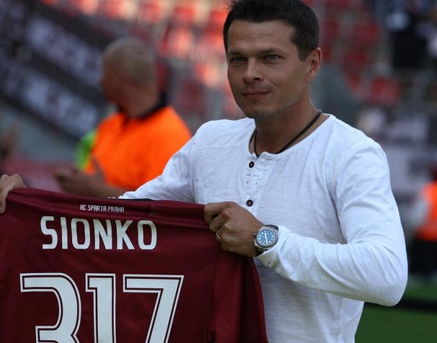 Libor Sionko se při utkání s Hradcem loučil s aktivní kariérou. Od sparťanských fandů se dočkal bouřlivých děkovných ovací.