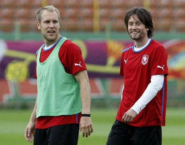 Daniel Kolář a Tomáš Rosický na tréninku fotbalové reprezentace v polské Vratislavi.