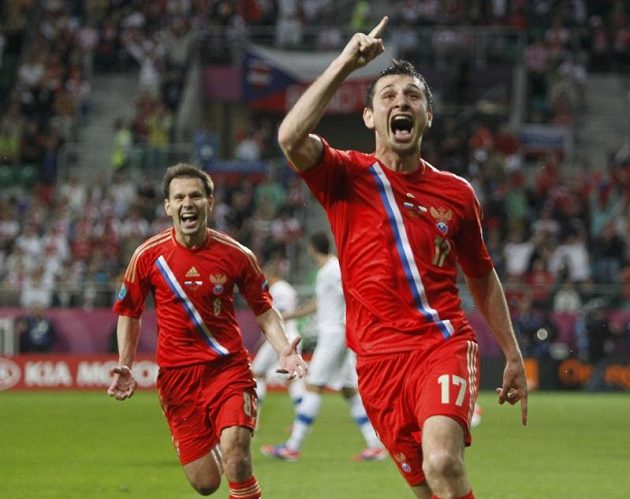 Ruští fotbalisté Alan Dzagojev (vpravo) a Konstantin Zyrjanov se radují po dalším míči v síti českého týmu