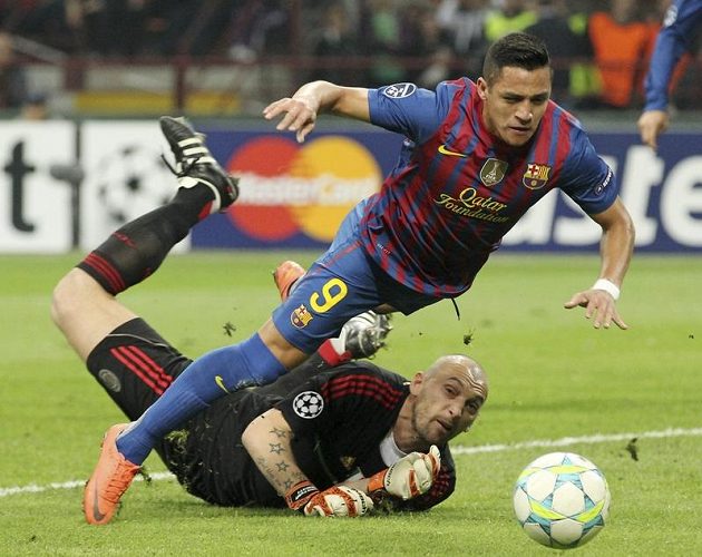 Útočník Barcelony Alexis Sanchez přifilmovává pád po střetu s brankářem AC Milán Christianem Abbiatim.