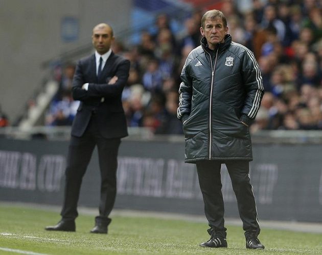 Kouč Liverpoolu Kenny Dalglish (vpravo) a v pozadí jeho kolega z Chelsea Roberto Di Matteo v průběhu finále.
