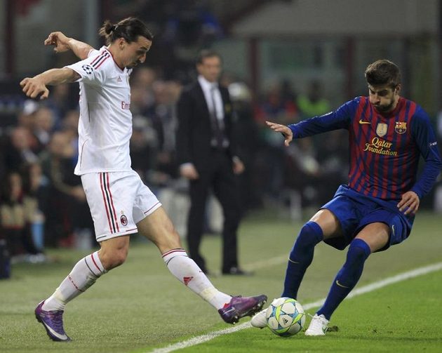 Zlatan Ibrahimovic z AC Milán (vlevo) v souboji s Gerardem Piquem z Barcelony ve čtvrtfinále Ligy mistrů.