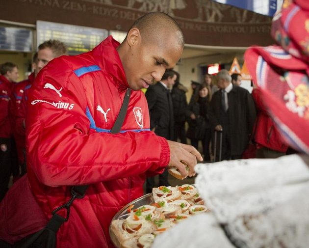 Fotbalový reprezentant Theo Gebre Selassie ochutnává tradiční olomoucké lahůdky