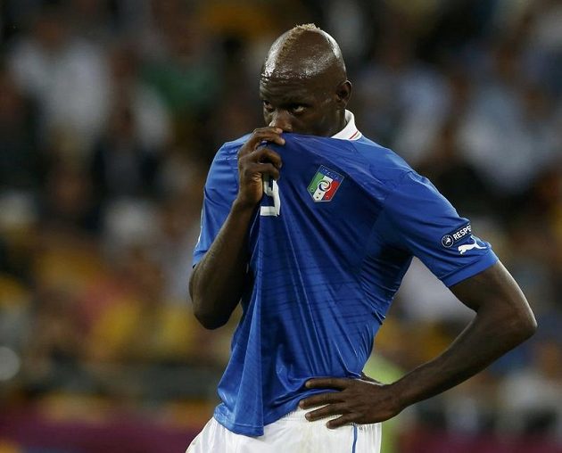 Zachmuřený italský forvard Mario Balotelli při finále ME se Španělskem.