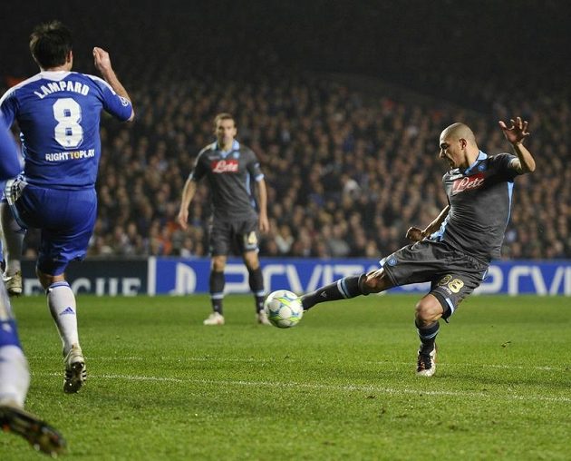 Gokhan Inler z Neapole stříli gól proti Chelsea v odvetě osmifinále Ligy mistrů.