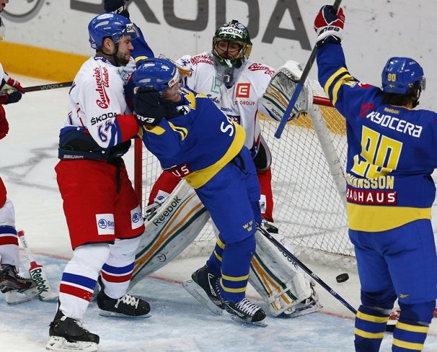 Marcus Johansson se společně s Patricem Hörnqvistem radují z dalšího gólu v brance Alexandera Saláka, zasáhnout nestačil ani obránce Roman Polák