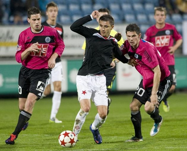 Vlevo Michal Klesa z Českých Budějovic, uprostřed Zoran Milutinovič ze Slavie, vpravo českobudějovický Petr Javorek v utkání 25. kola Gambrinus ligy