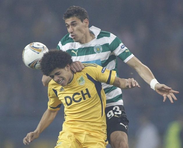 Taison (vlevo) z Metalistu Charkov bojuje o míč s Xandaem ze Sportingu v odvetě čtvrtfinále Evropské ligy.
