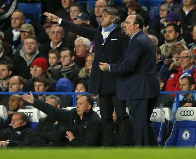 Španěl Rafael Benítez (v popředí první zprava) vedl poprvé fotbalisty Chelsea. Za ním kouč Manchesteru City Roberto Mancini.
