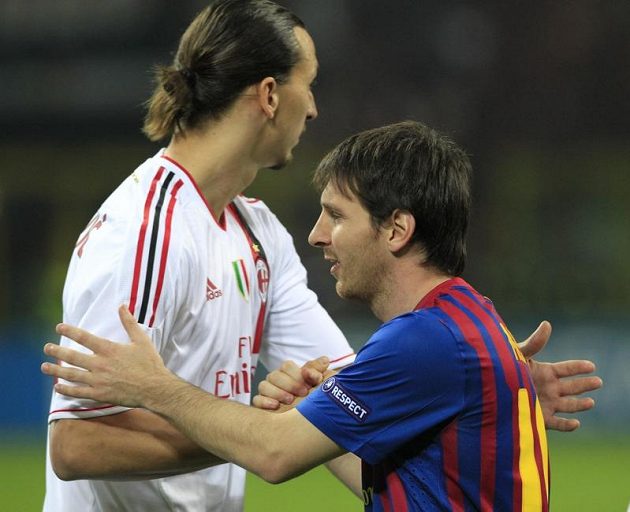 Zlatan Ibrahimovič z AC Milán (vlevo) podává ruku Lionelu Messimu z Barcelony v úvodním čtvrtfinále Ligy mistrů.