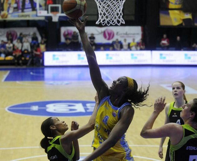 Hráčka Brna Jasmine Thomasová (vlevo) se snaží ubránit Delishu Milton-Jonesovou z USK Praha