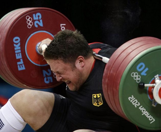Moment, při němž diváci v narvané ExCel aréně přestali dýchat. Německému vzpěrači Matthiasi Steinerovi spadla činka o váze 196 kg po nepovedeném trhu přímo na krk!