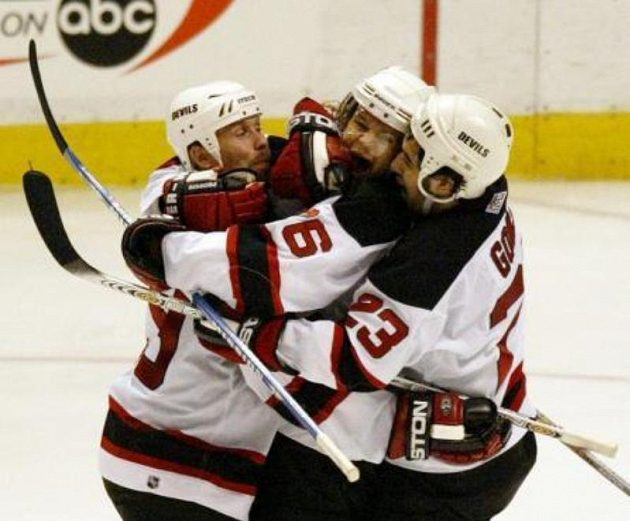 Grant Marshall (vlevo), Patrik Eliáš (uprostřed) a Scott Gomez z New Jersey Devils se radují z Eliášova gólu v play off 2003.