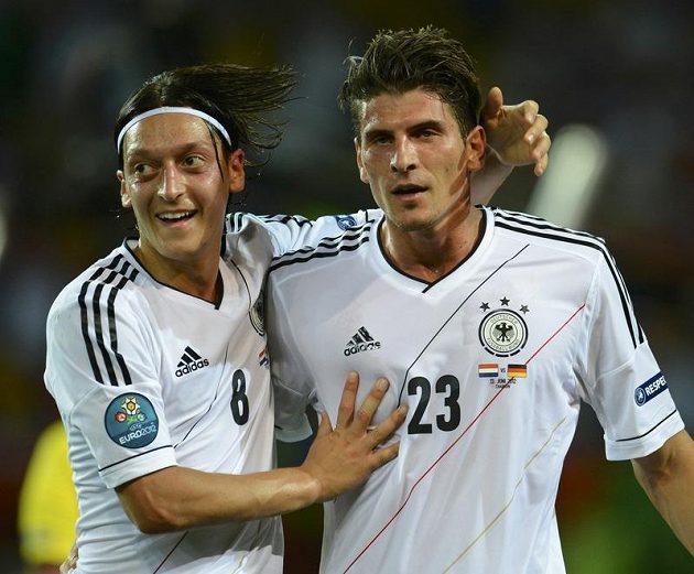 Německý záložník Mesut Özil (vlevo) gratuluje Mariu Gomezovi ke druhé trefě proti Nizozemsku