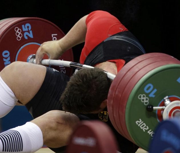 Moment, při němž diváci v narvané ExCel aréně přestali dýchat. Německému vzpěrači Matthiasi Steinerovi spadla činka o váze 196 kg po nepovedeném trhu přímo na krk!