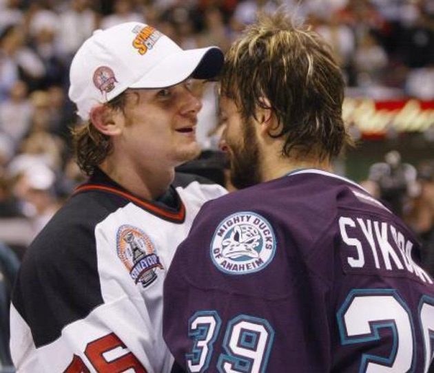 Patrik Eliáš (vlevo) přijímá gratulace od Petra Sýkory po zisku Stanley Cupu v roce 2003.