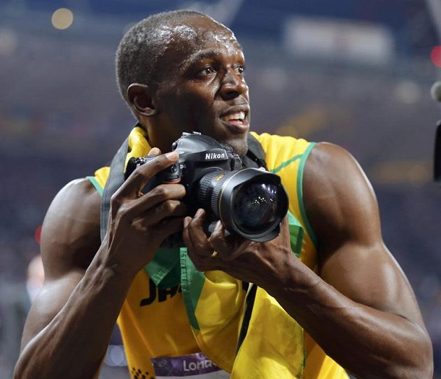 Showman Bolt. Po olympijském triumfu v běhu na 200 m si vypůjčil od jednoho z fotografů jeho aparát a začal fotit sám