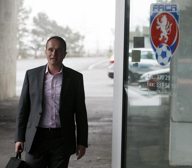 Předseda disciplinární komise FAČR Jiří Golda přichází na jednání disciplinární komise FAČR.