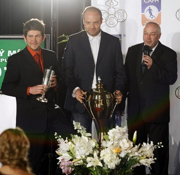 Karel Felt z Klubu sportovních novinářů (vpravo) vítá mistry Evropy ve fotbale novinářů Martina Gregora (vlevo) a Radka Malinu.