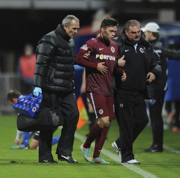 Lékaři odvádějí Václava Kadlece z trávníku. Sparťanský útočník odnesl sobotní srážku s Martinem Nešporem zlomeninou čelní kosti.