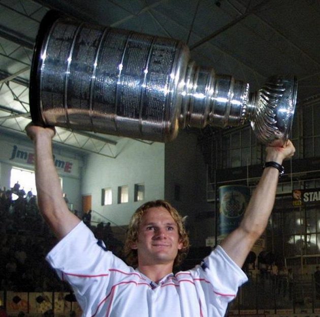 Patrik Eliáš s pohárem pro vítěze NHL.