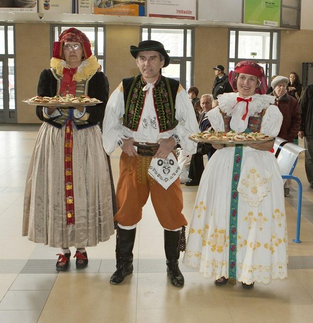 Uvítací delegace pro českou fotbalovou reprezentaci na olomouckém nádraží.