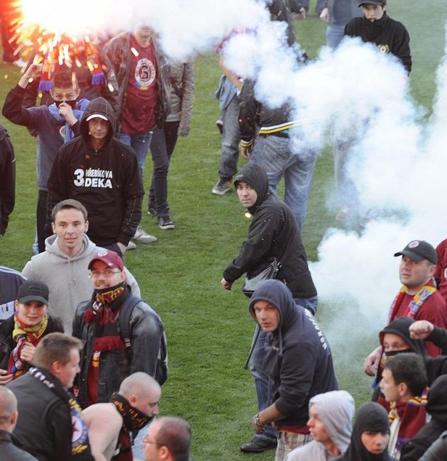 Sparťanští fanoušci po zápase s Českými Budějovicemi na ploše letenského stadiónu, kde používali světlice a dělbuchy.