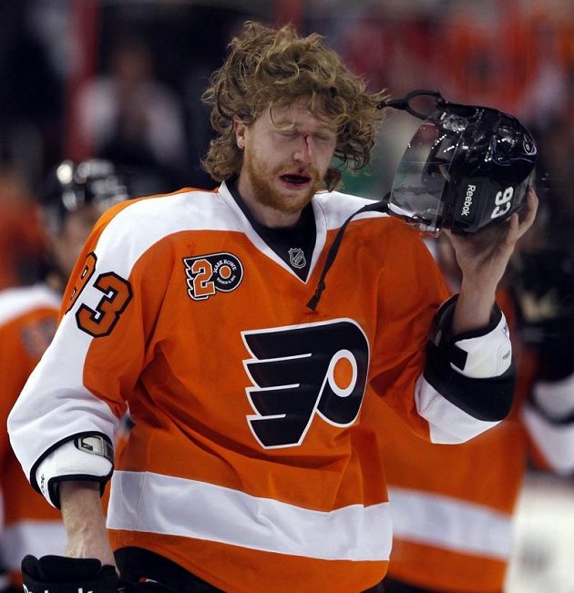 Zakrvácený obličej Jakuba Voráčka z Philadelphie po střetu s Nicklasem Kronwallem z Detroitu.