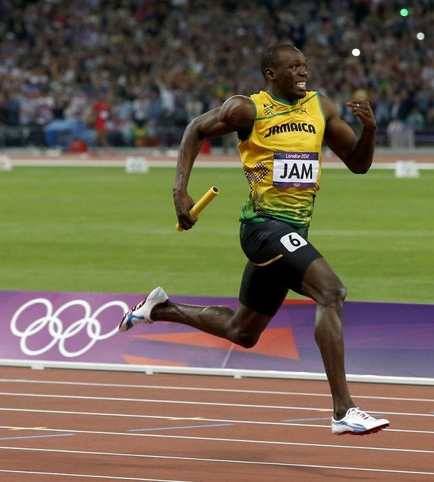 Jamajský sprinter Usain Bolt finišuje se štafetovým kolíkem na trati 4x100 metrů.