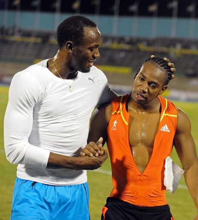 Velcí kamarádi, ale také soupeři. Jamajští sprinteři Usain Bolt (vlevo) a jeho krajan Yohan Blake jsou považováni za největší favority olympijské stovky