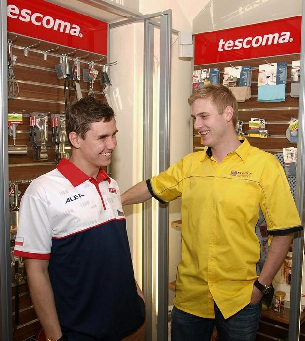 Matějovský (vpravo) s motokáristou Jiřím Formanem
