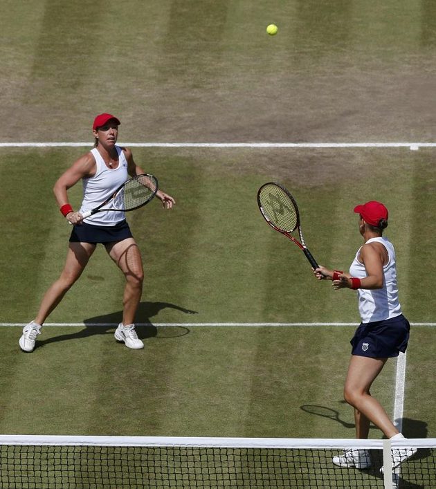 Liezel Huberová (vlevo) a Lisa Raymondová v utkání proti českému páru Andrea Hlaváčková, Lucie Hradecká.