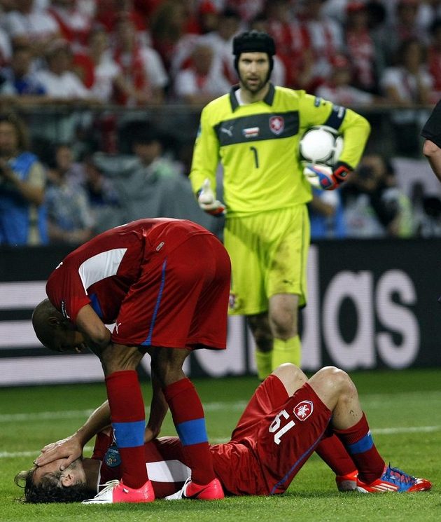 Theodor Gebre Selassie se sklání k ležícímu Petru Jiráčkovi. V pozadí vše sleduje brankář Petr Čech.