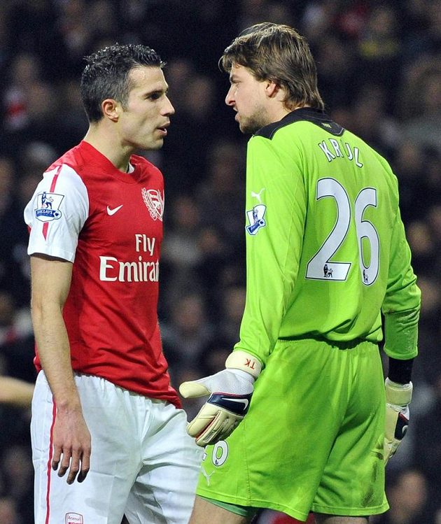 Robin Van Persie z Arsenalu (vlevo) ve při s gólmanem Newcastlu a svým krajanem Timem Krulem.