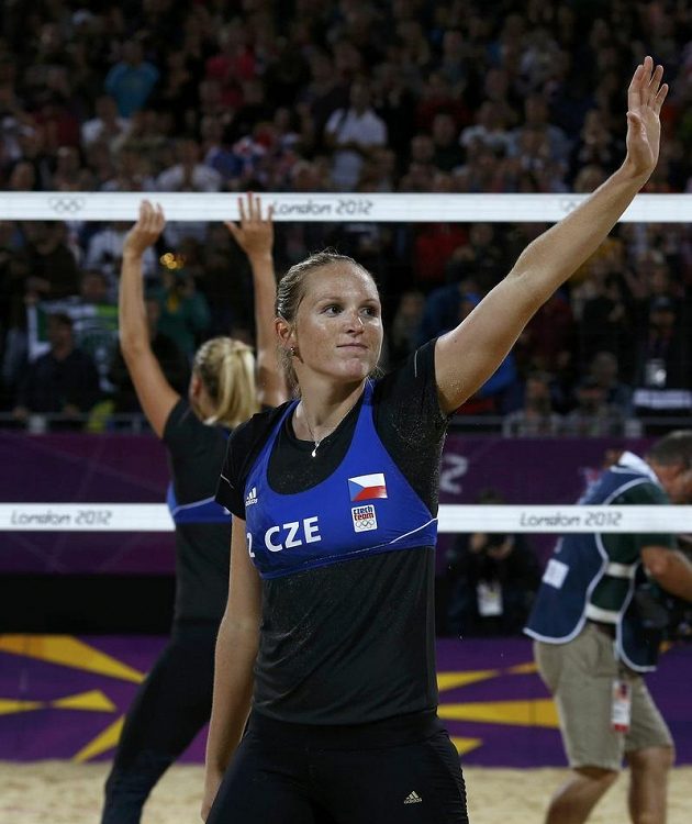 Kristýna Kolocová (vpředu) s Markétou Slukovou se po čtvrtfinále loučí s olympijským turnajem a skvělými diváky v beachvolejbalovém areálu v Horse Guards Parade.