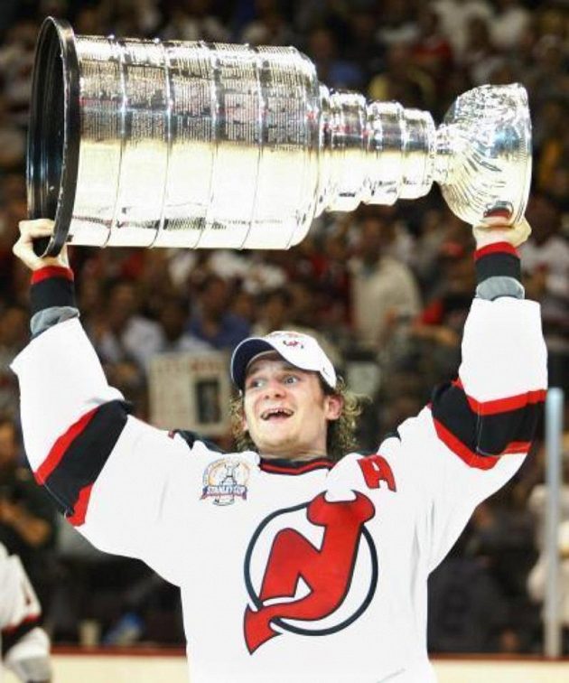 Hokejista New Jersey Devils Patrik Eliáš se raduje ze zisku Stanley Cupu.