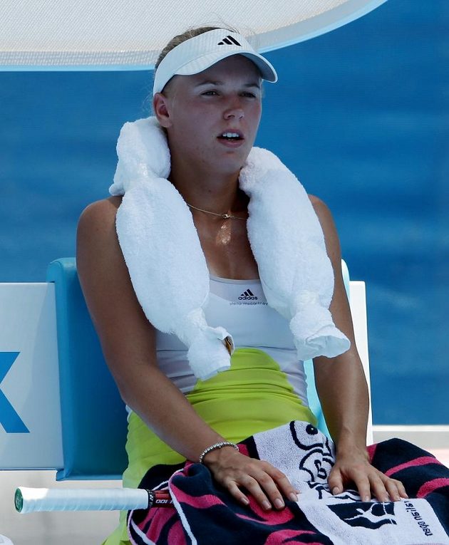 Dánka Caroline Wozniacká relaxuje v pauze utkání s Ruskou Světlanou Kuzněcovovou.